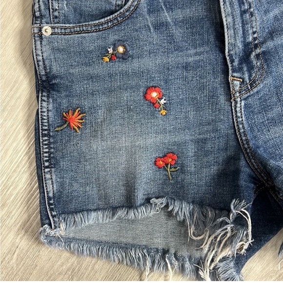 Express 4 floral denim shorts - Picture 3 of 8